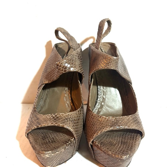 Alice & Olivia wedge sandal delilah pale beige snakeskin size 39 minor marks - Picture 4 of 8